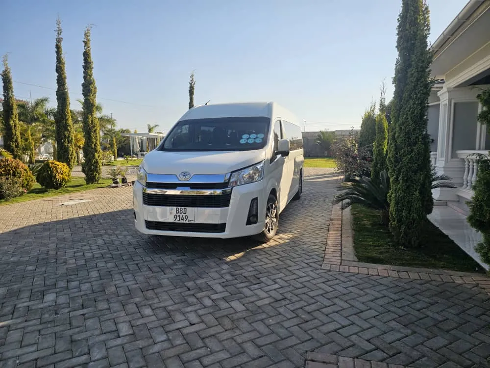 Toyota Hiace photo 2