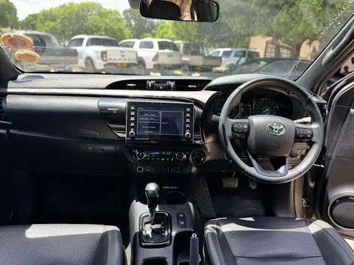 Toyota Hilux 2x4 photo 5