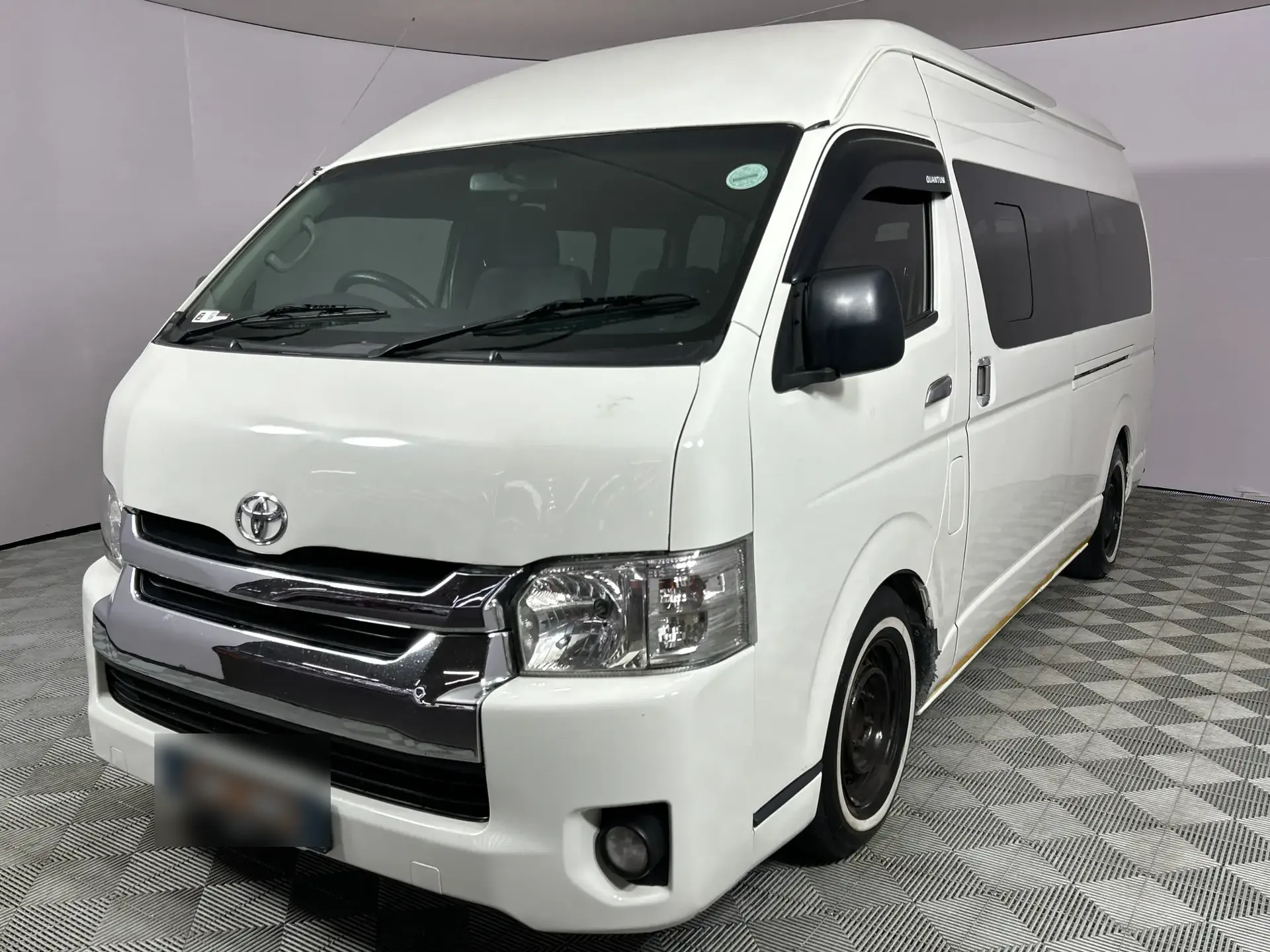 Toyota Quantum photo 2